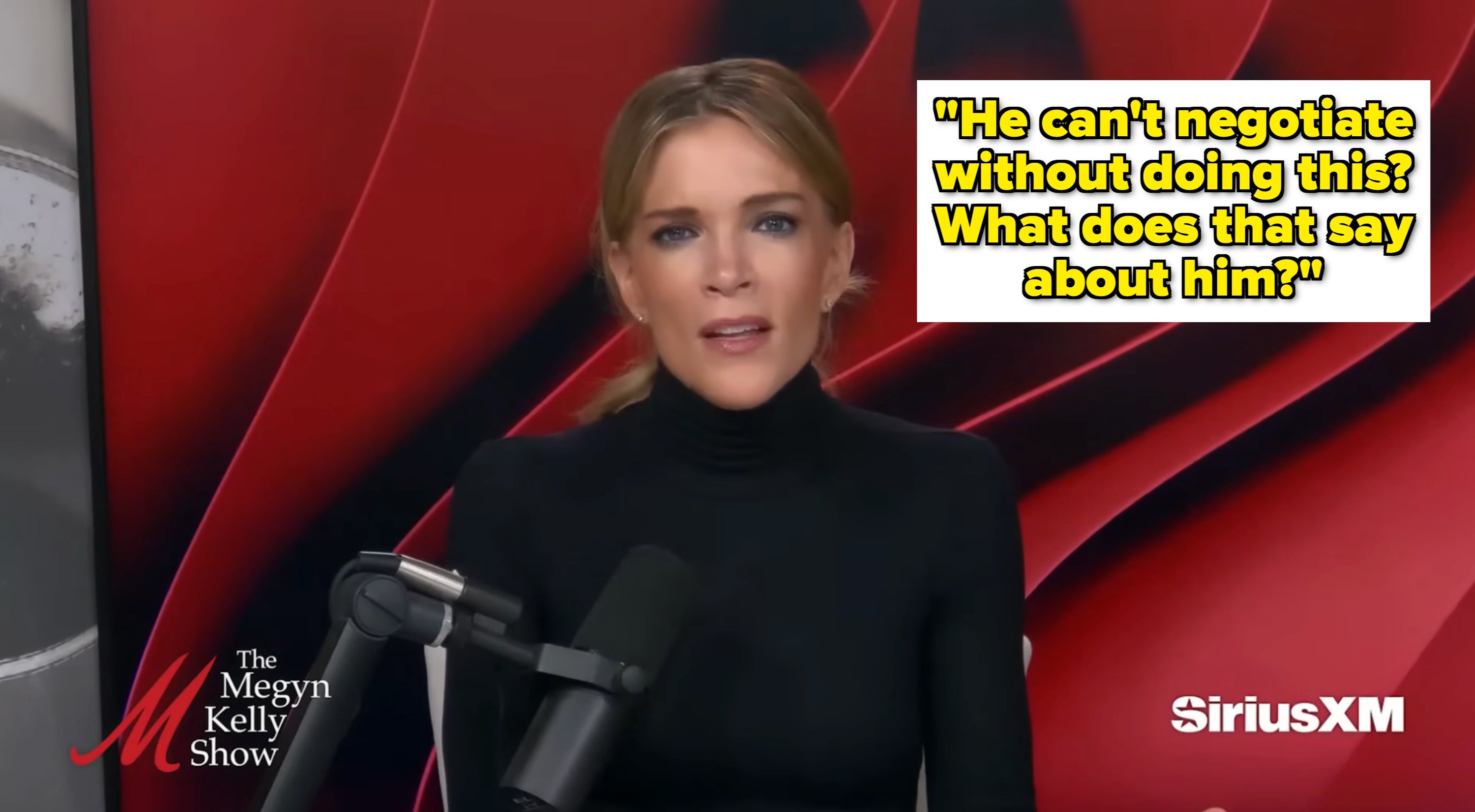 Person som snakker i en mikrofon under en sending av The Megyn Kelly Show på SiriusXM. De har på seg en turtleneck-genser