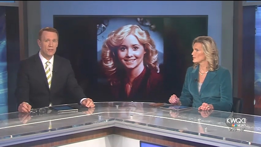 News anchors astatine a table sermon a study with a framed photograph of a pistillate displayed down them