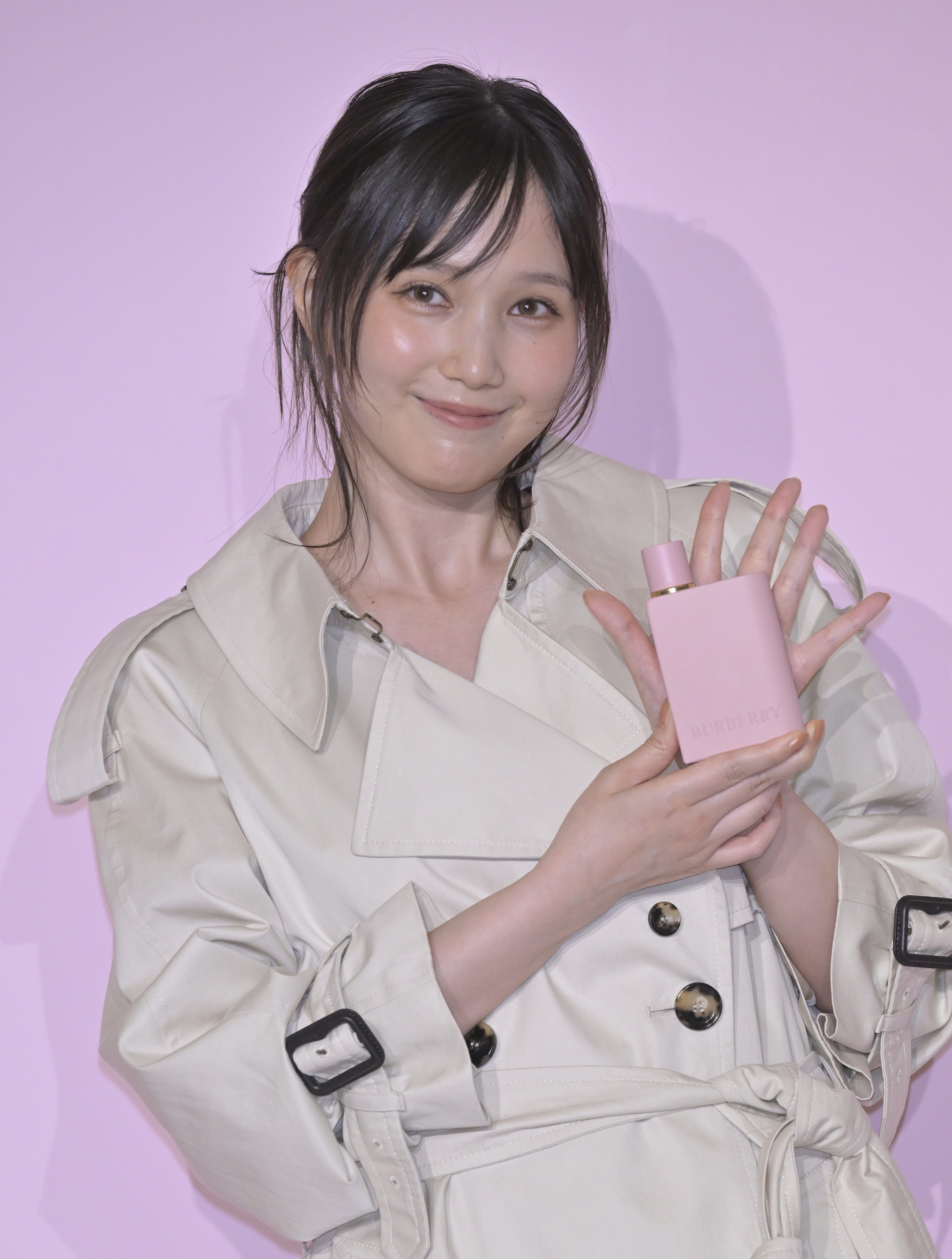 魅力100000000％」本田翼のミニスカ“透け感”コーデにSNSクギ付け「これ