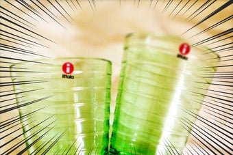 緑色のガラスコップ2つが漫画風の効果で強調されています。