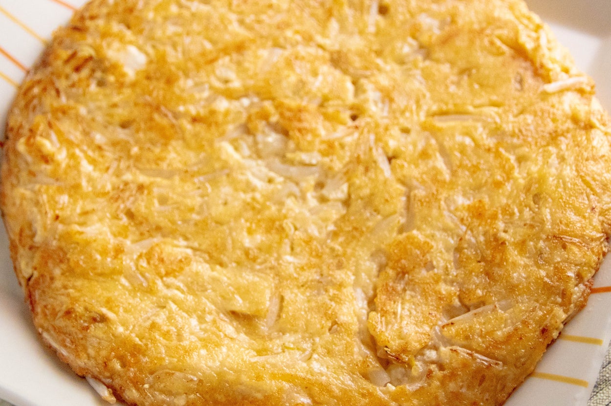 大皿に盛られた手作りのオムレツ。