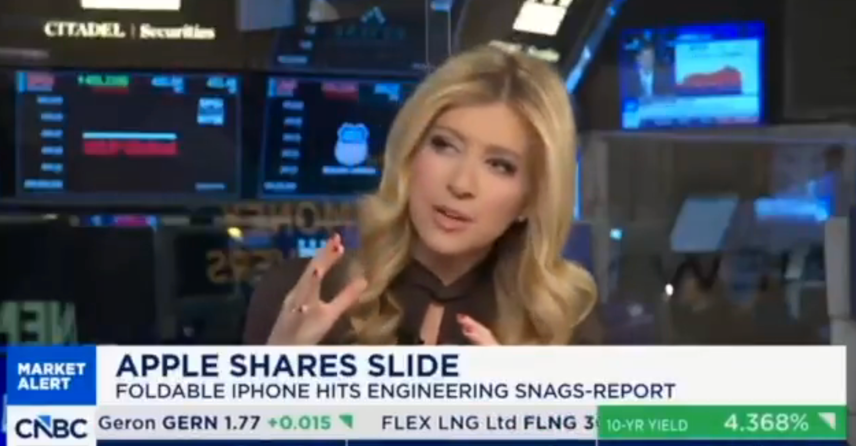 Nyhetsanker som diskuterer aksjemarkedstrender relatert til Apple-aksjer og sammenleggbare iPhone-tekniske problemer på et direktesendt TV-segment