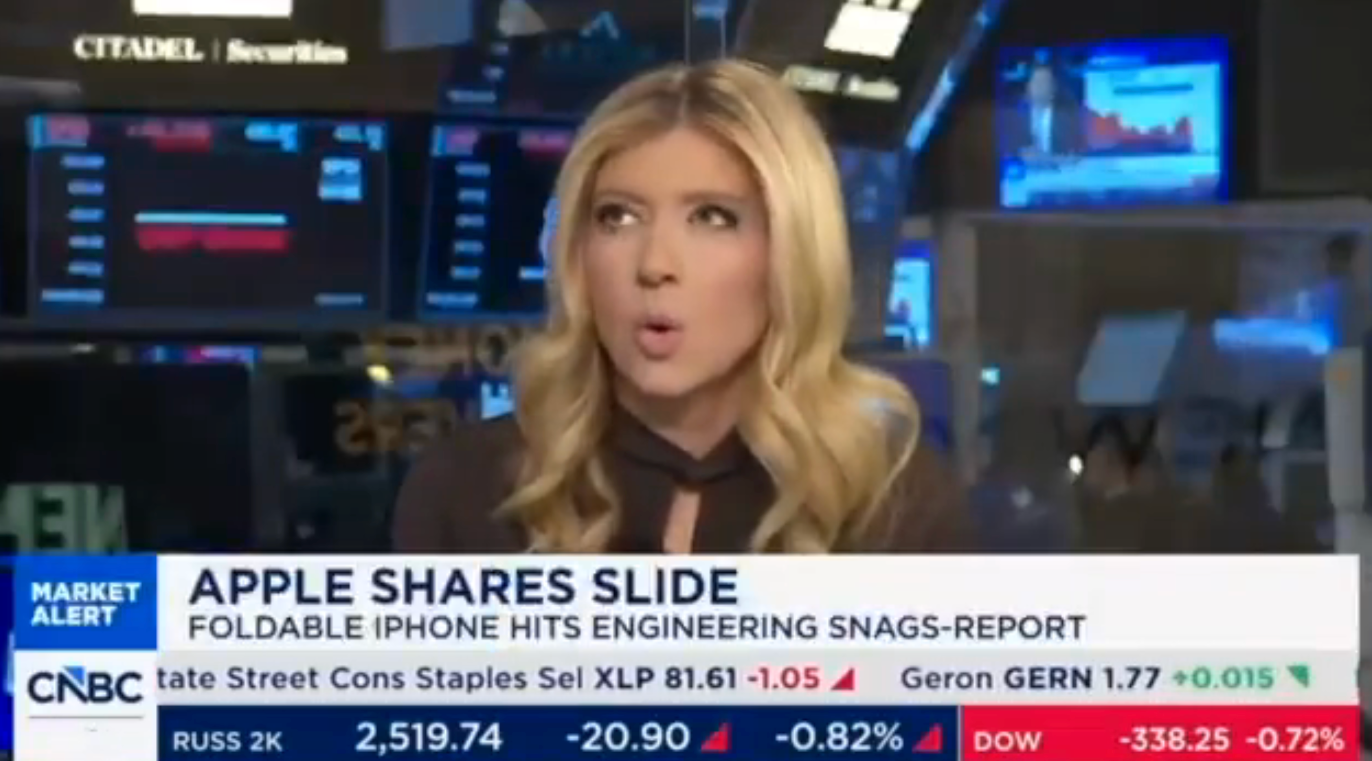 Nyhetsanker diskuterer nedgangen i Apple-aksjer på grunn av tekniske problemer med en sammenleggbar iPhone, ifølge en rapport på CNBC