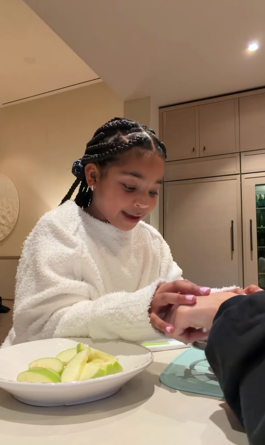 True holding hands with Khloé astatine  a array  with sliced apples