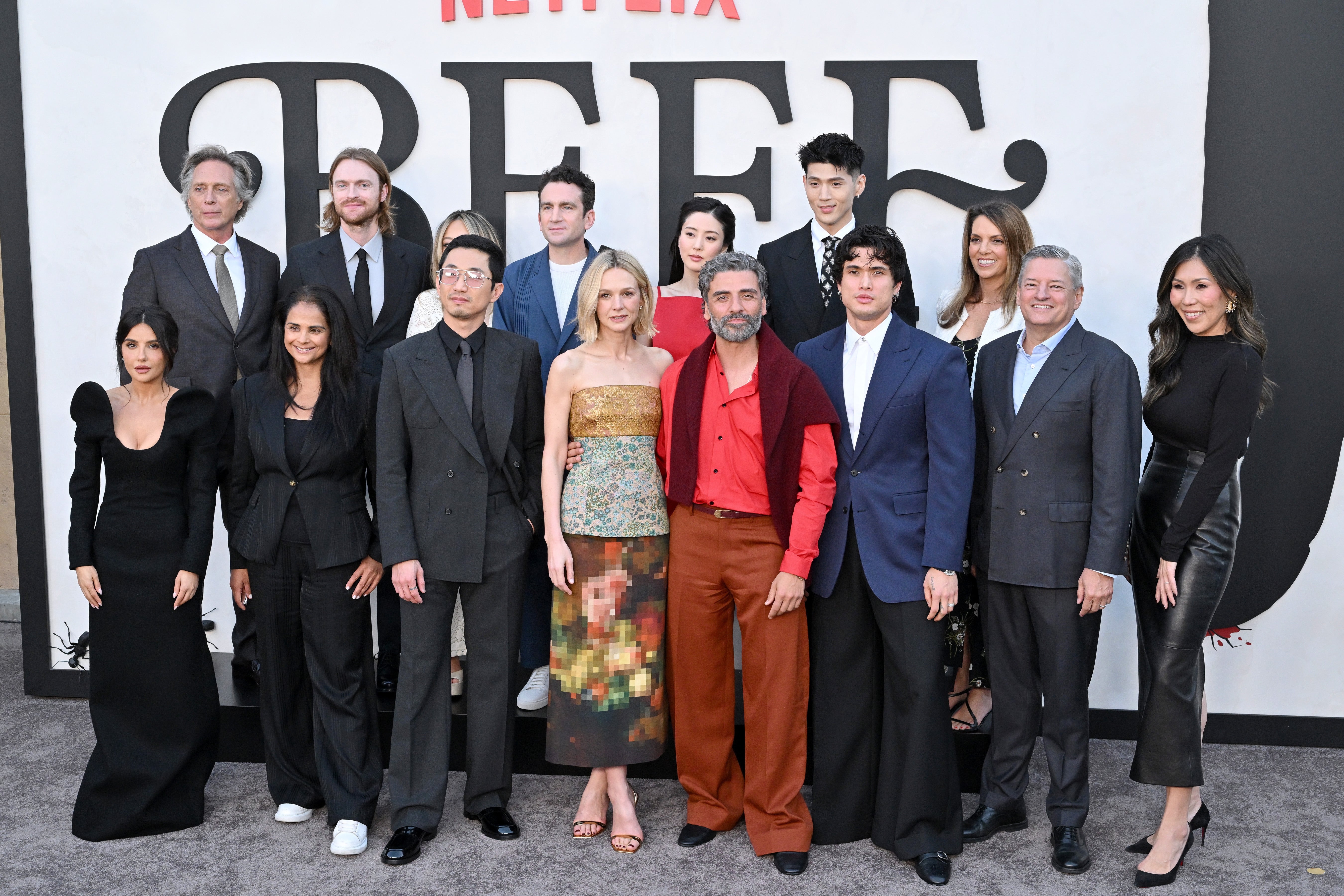 En gruppe skuespillere og skapere poserer ved en 