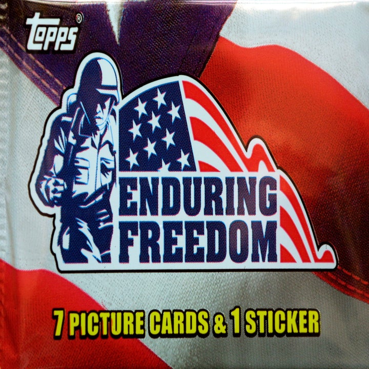 Um pacote de cartas Topps com o "Liberdade duradoura" logotipo com bandeira americana e gráfico de soldado, contendo 7 cartões ilustrados e 1 adesivo