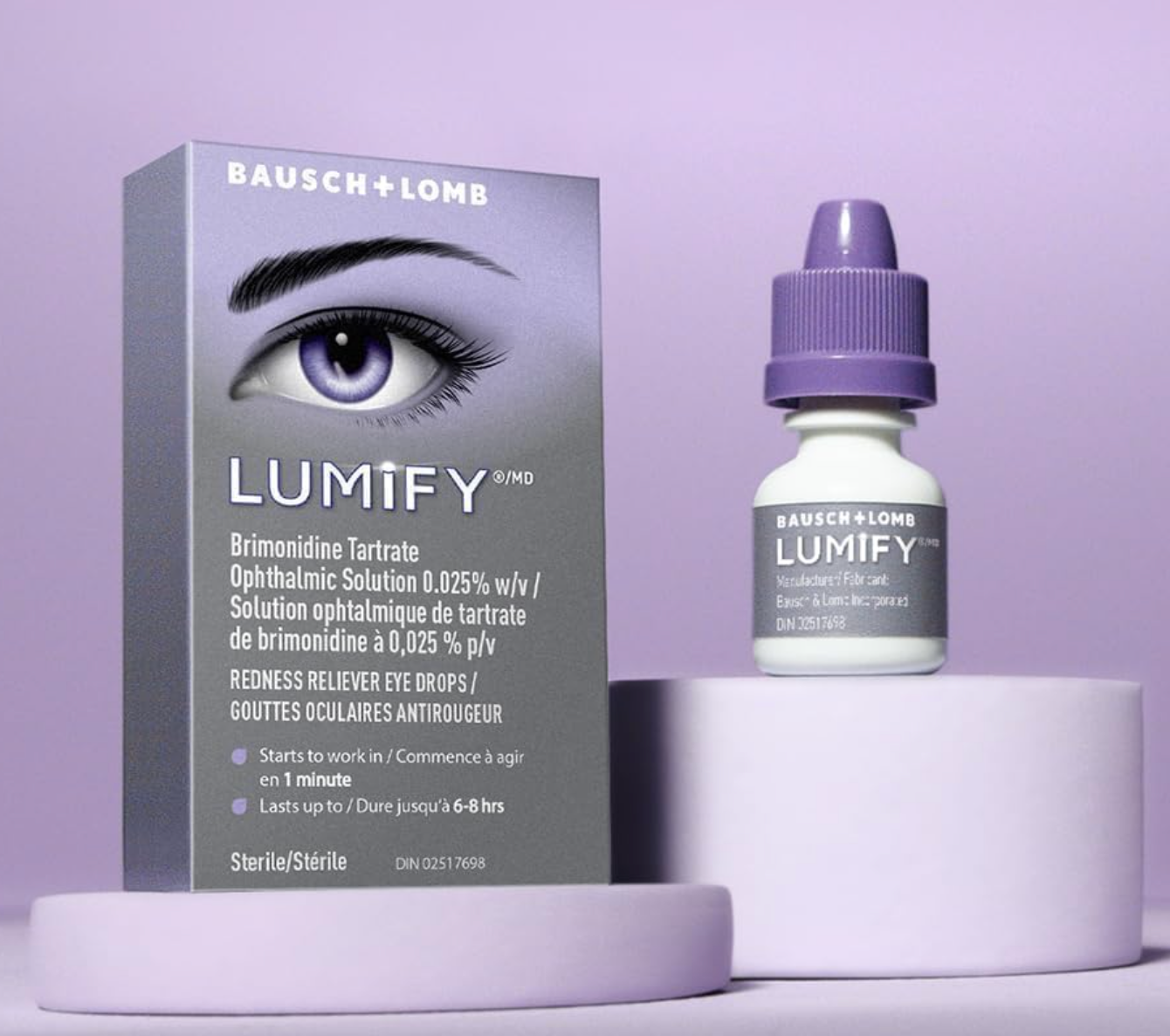 Obat tetes mata pereda kemerahan Lumify dari Bausch + Lomb di samping kemasan produk dengan latar belakang ungu