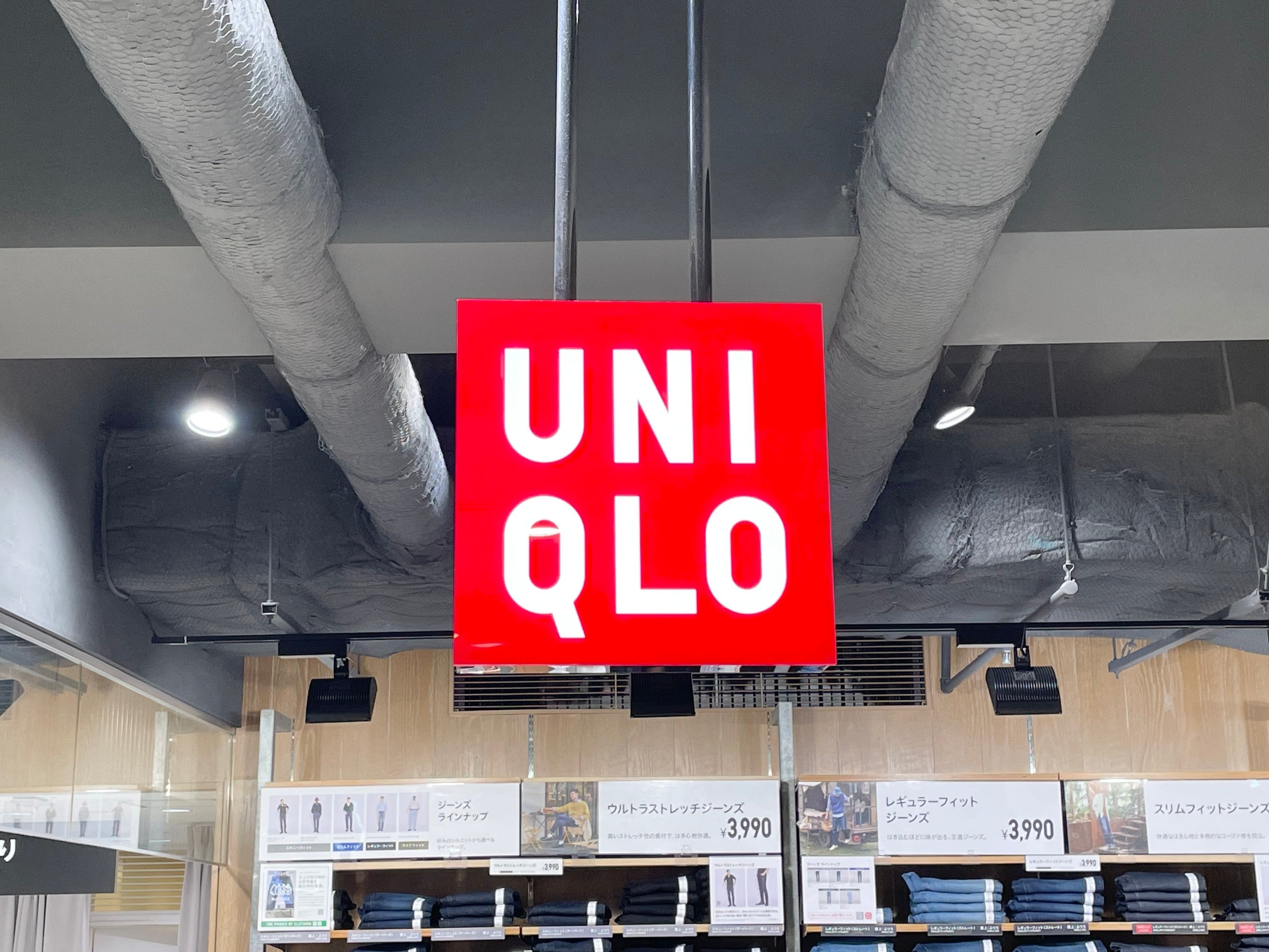 ユニクロの店内看板。天井から吊り下げられている。