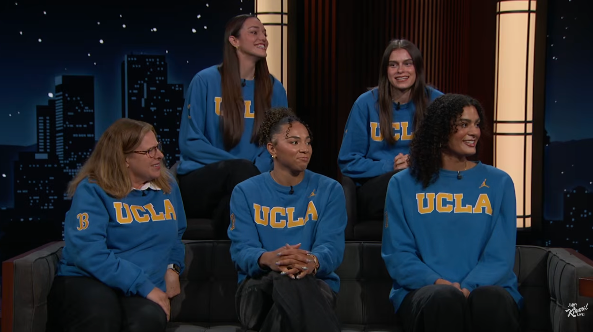 Lauren Betts, Kiki Rice, Gabriela Jaquez, Angela Dugalić og UCLA-trener Cori Close dukker opp på 