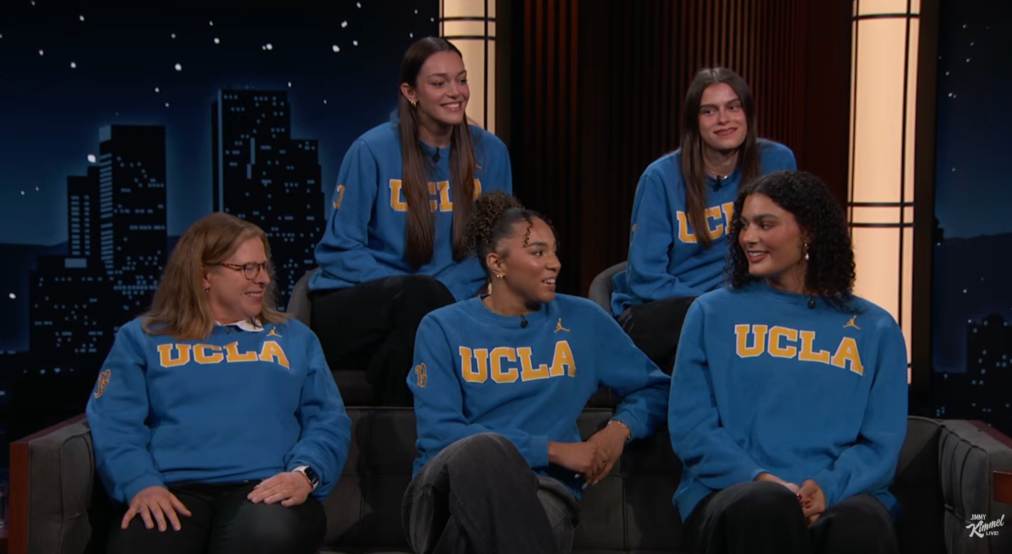 Lauren Betts, Kiki Rice, Gabriela Jaquez, Angela Dugalić og UCLA-trener Cori Close dukker opp på 