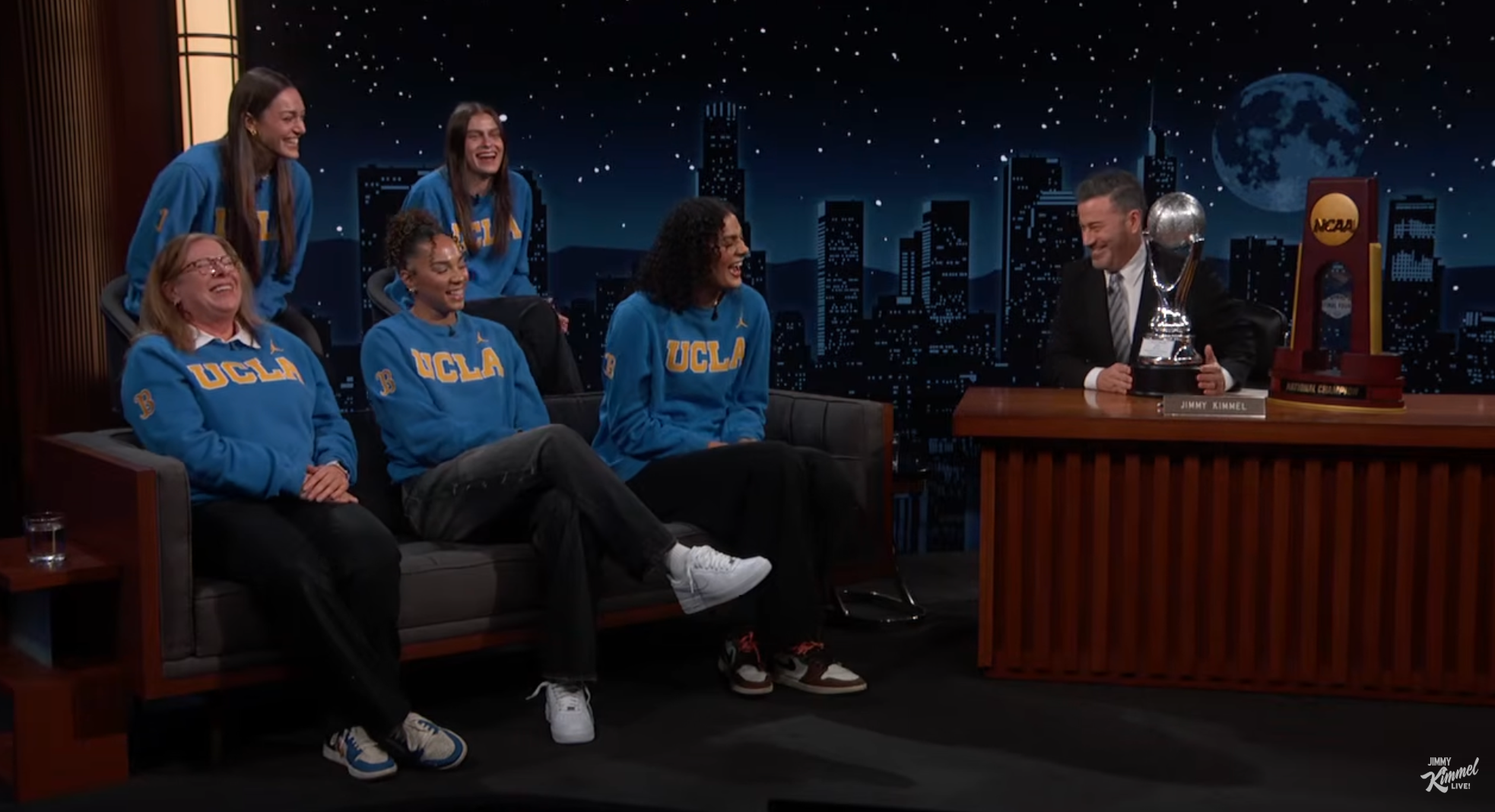 Lauren Betts, Kiki Rice, Gabriela Jaquez, Angela Dugalić og UCLA-trener Cori Close dukker opp på 