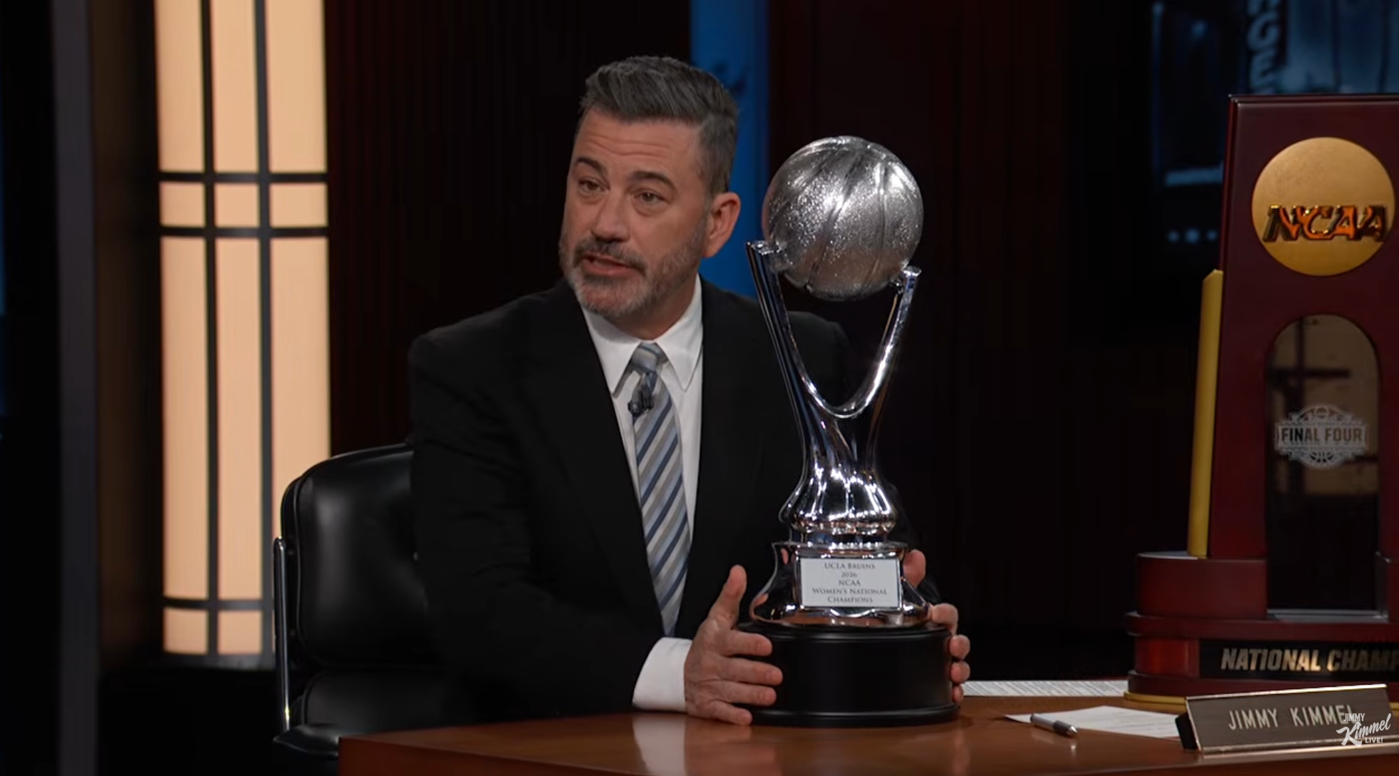 Jimmy Kimmel med et trofé