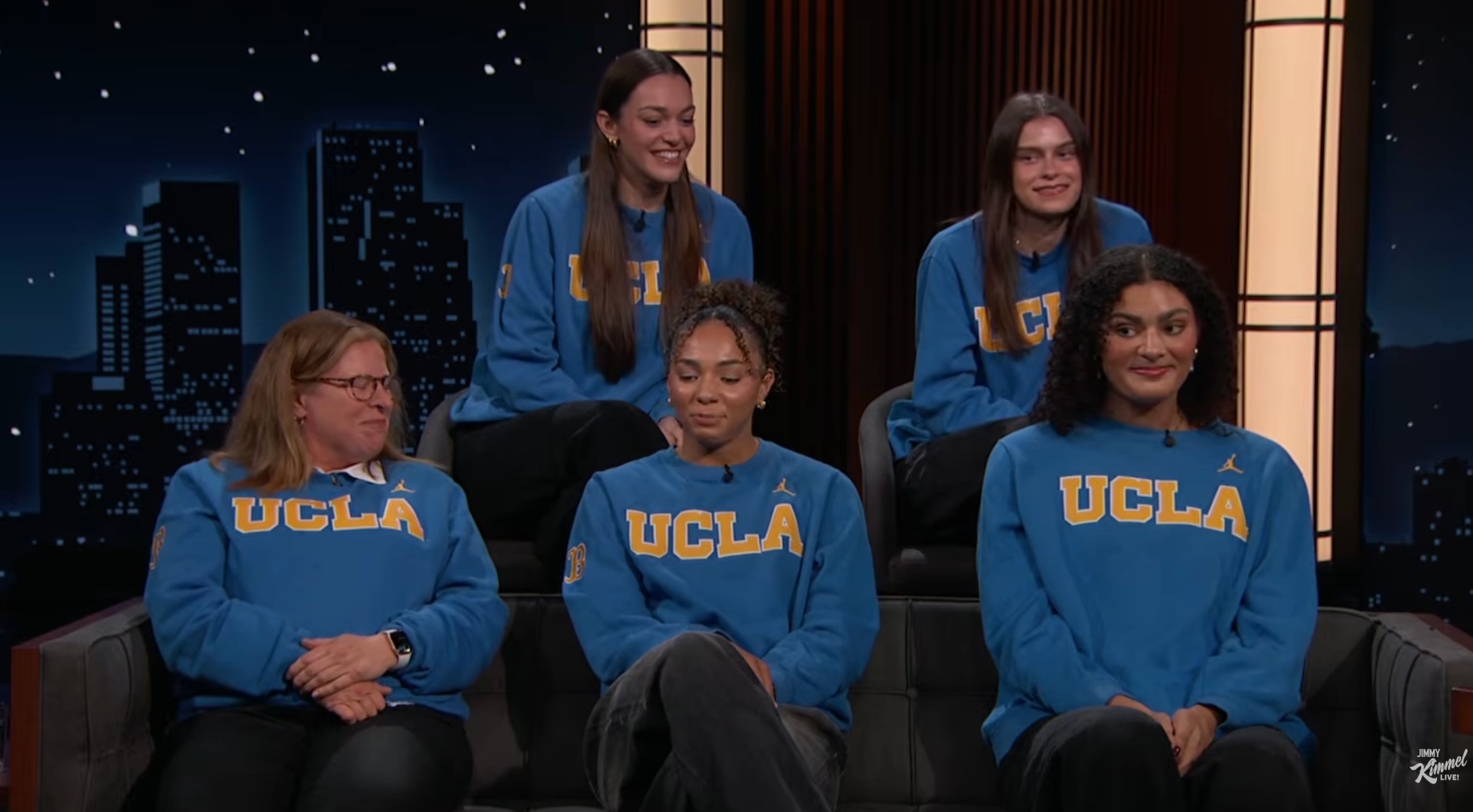 Lauren Betts, Kiki Rice, Gabriela Jaquez, Angela Dugalić og UCLA-trener Cori Close dukker opp på 