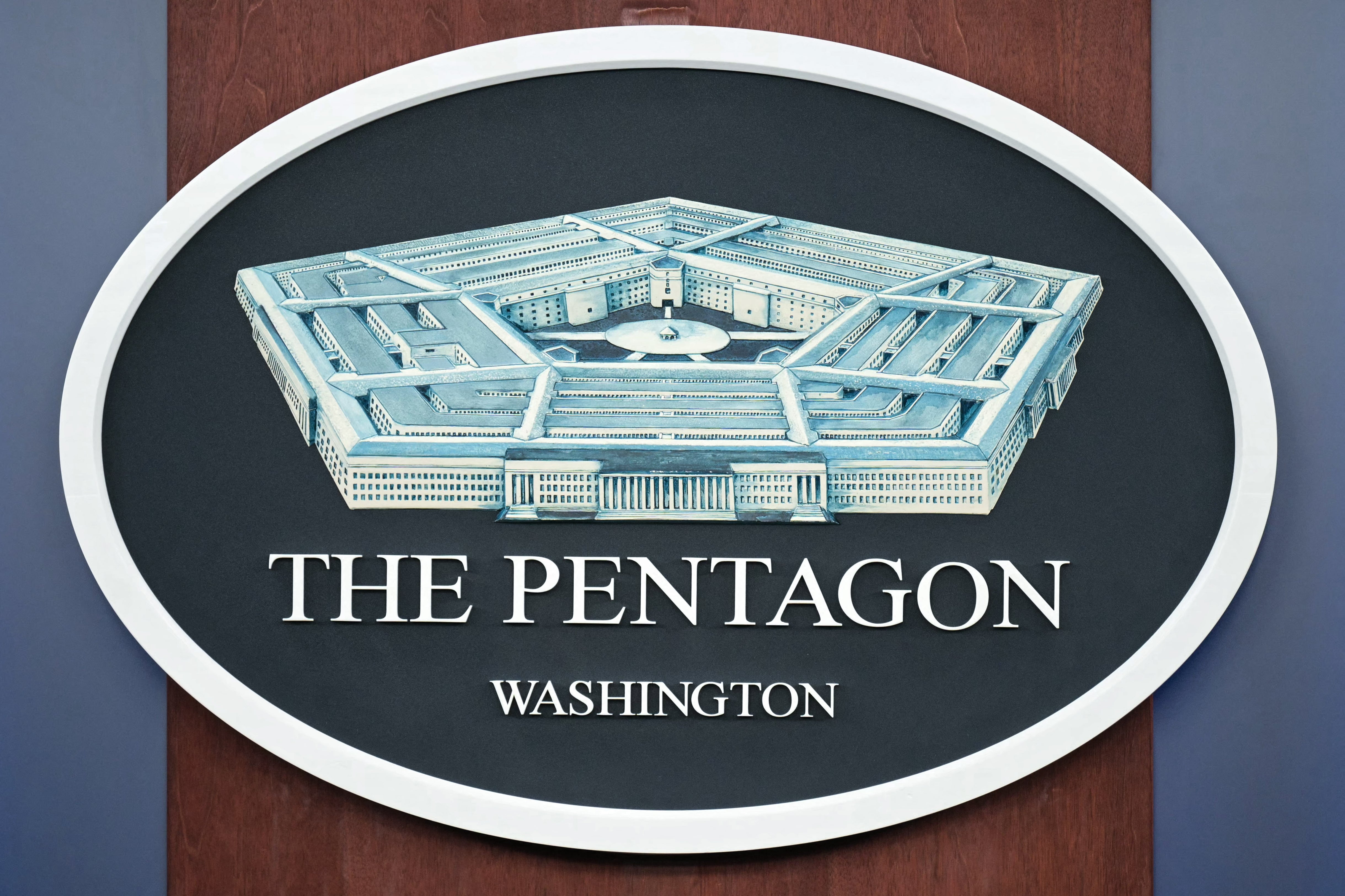 Pentagon-segl med en detaljert illustrasjon av bygningen med ordene 