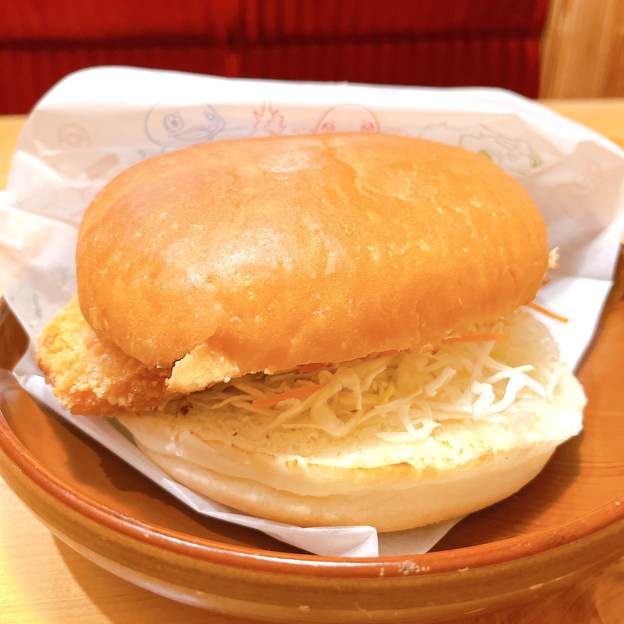 ボリューム満点すぎて笑った！コメダ×ポケモンの「迫力バーガー」