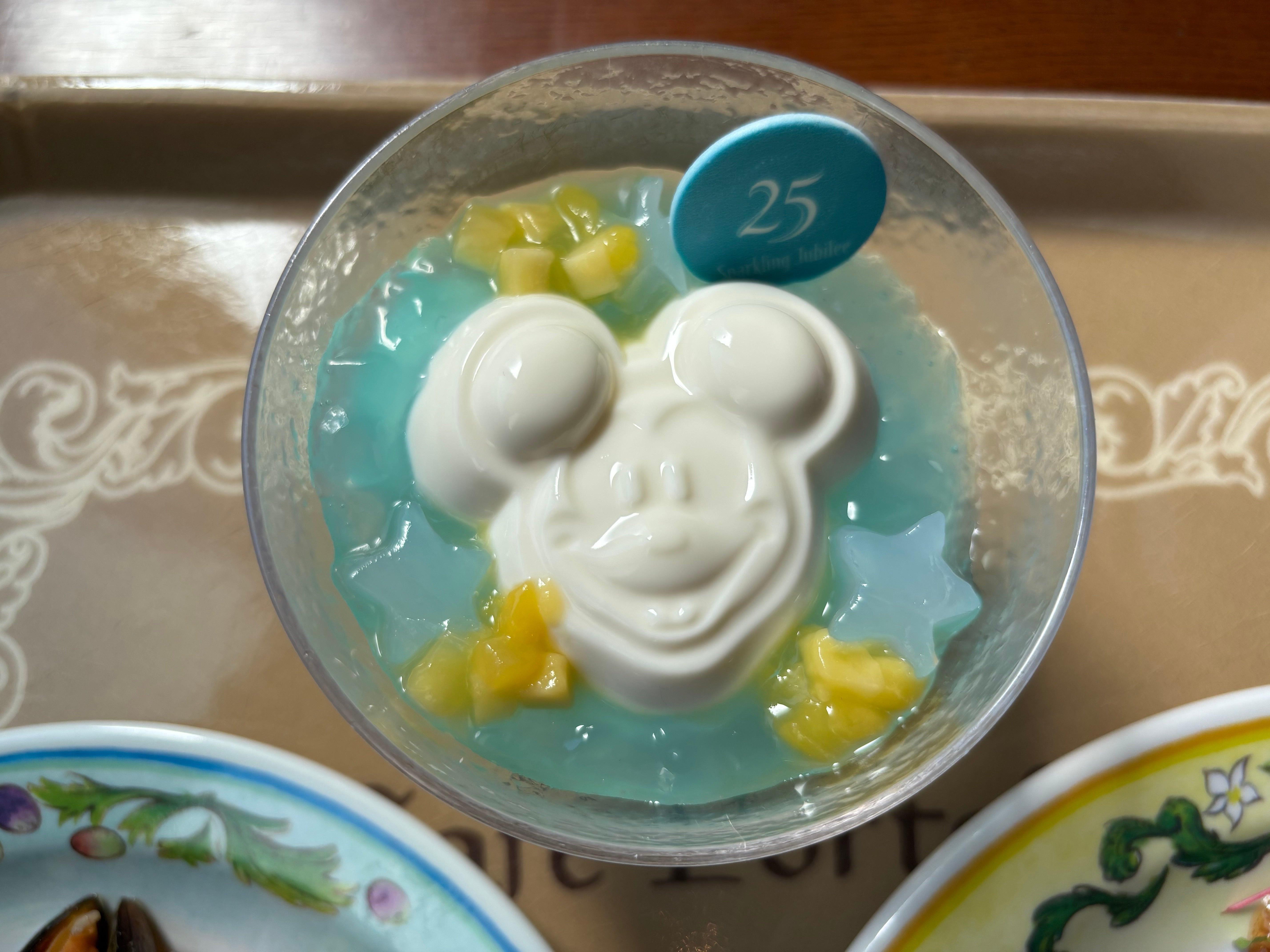 東京ディズニーシー】甘党さんは絶対食べて！鮮やかブルーのお菓子が
