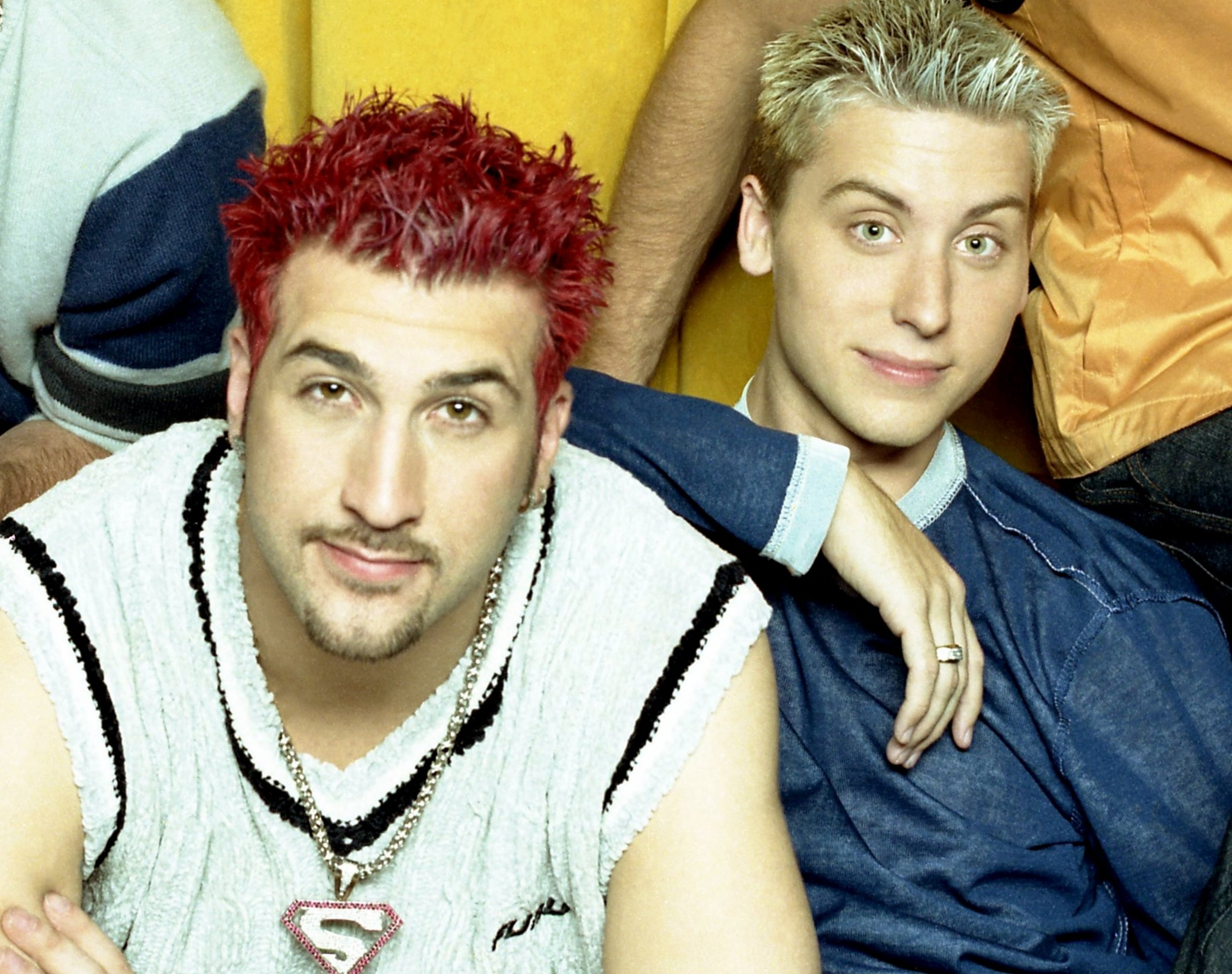 Five young men successful relaxed 90s-style outfits airs casually successful beforehand of a yellowish backdrop