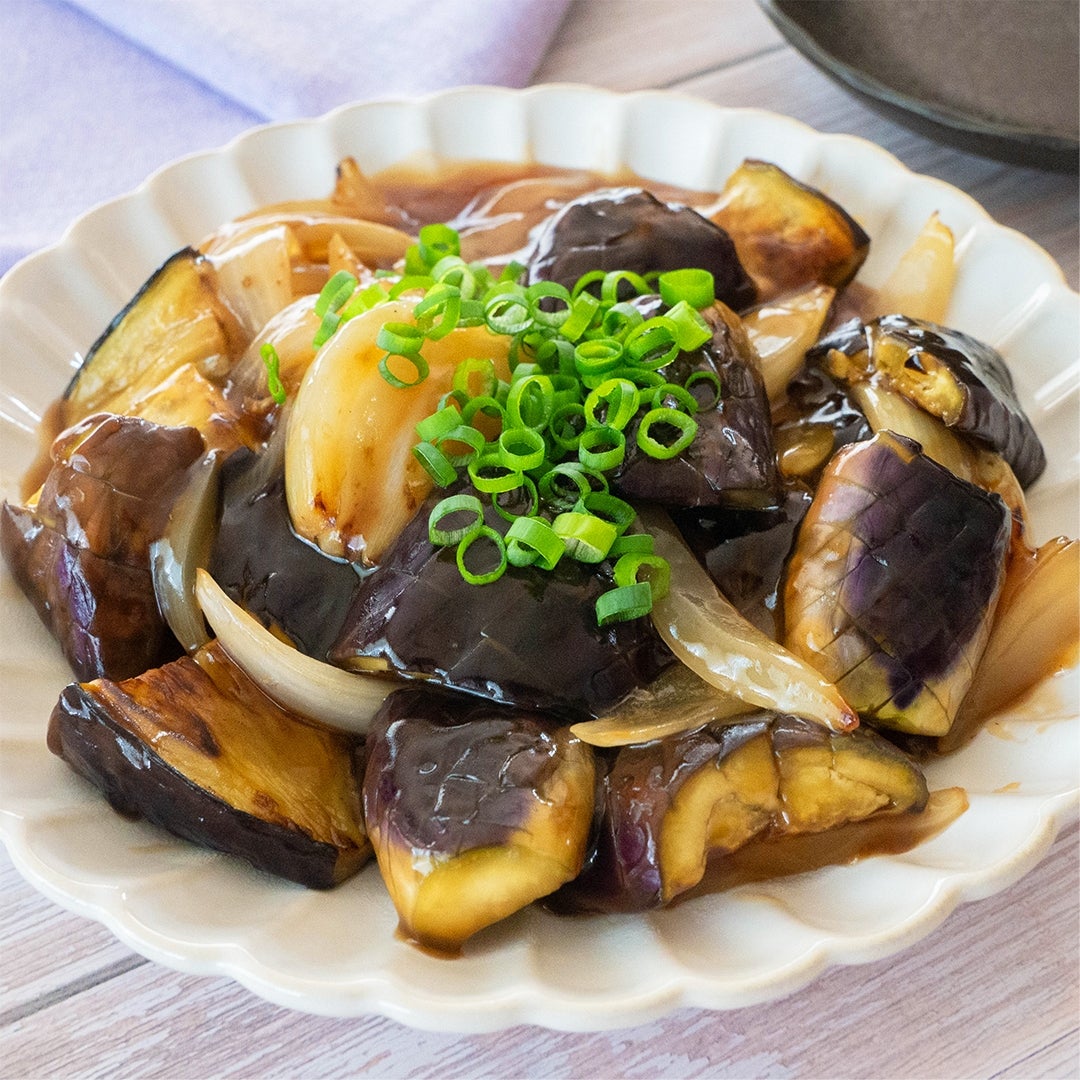 皿に盛られたなすと新玉ねぎの甘辛とろみ炒め。小ねぎがトッピングされている。