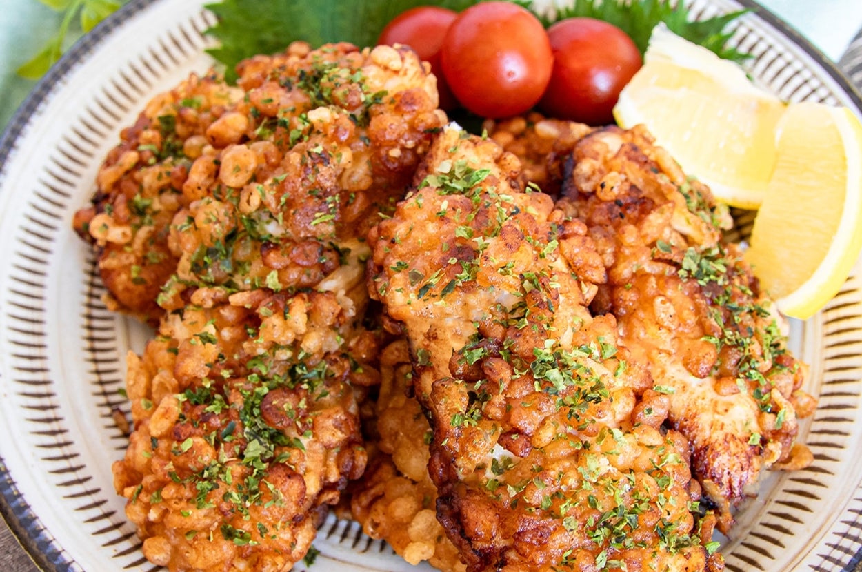 皿に盛られた揚げ物とミニトマト、レモン、葉野菜。