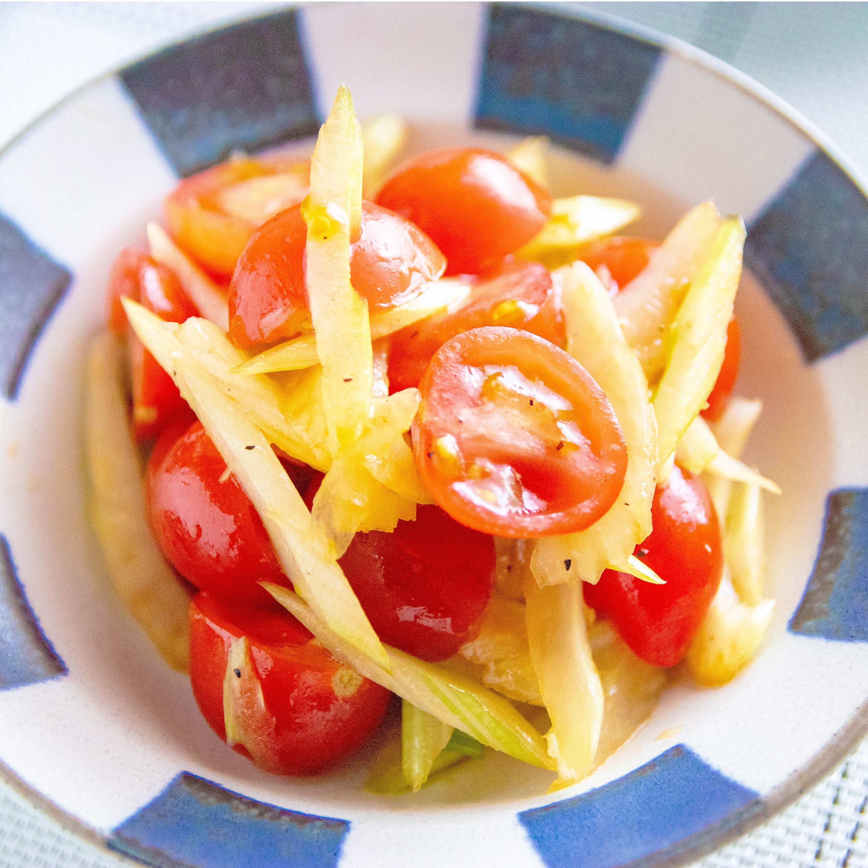 セロリとミニトマトのレモンマリネ｜簡単10分で作れる副菜レシピ 