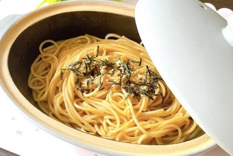 CAINZ（カインズ）の「レンジで楽チン パスタポット」。盛られたスパゲッティがテーブルに置かれている。