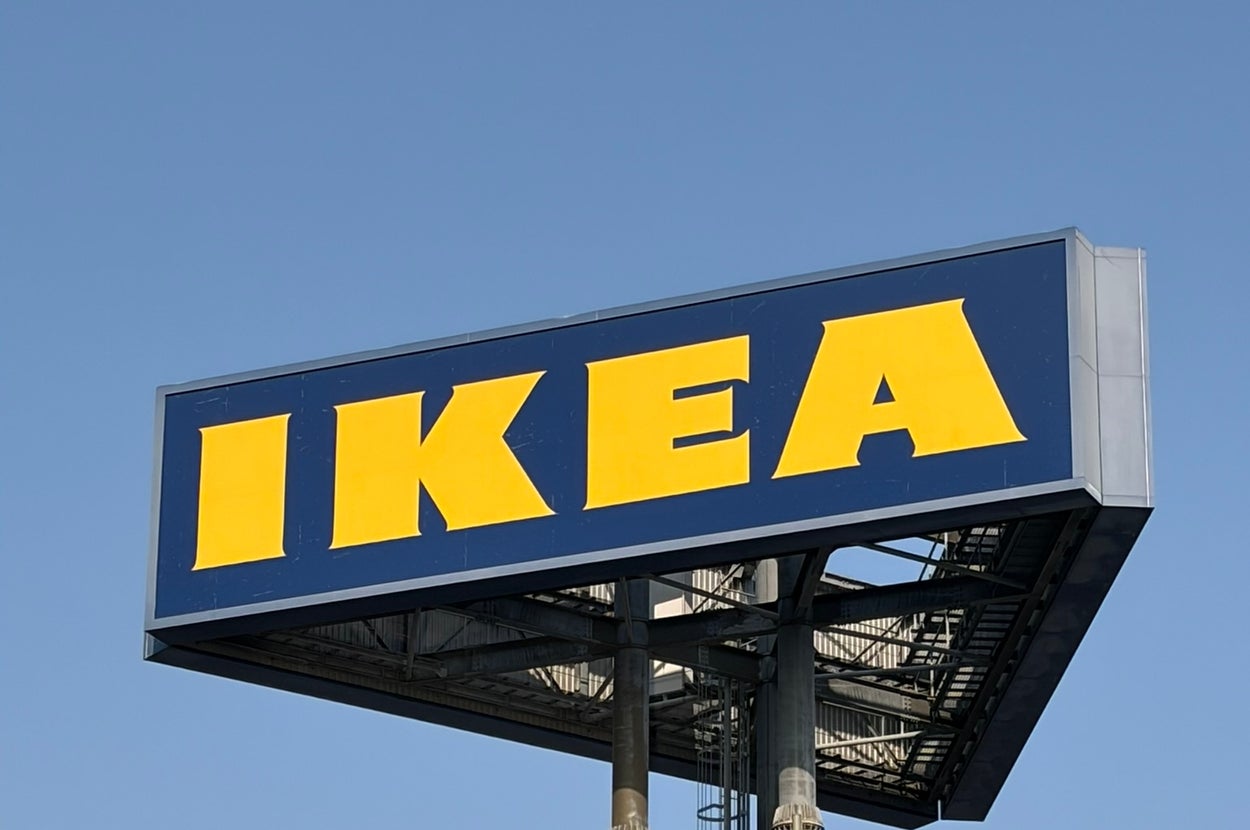 青空を背景にしたIKEAの屋外看板。