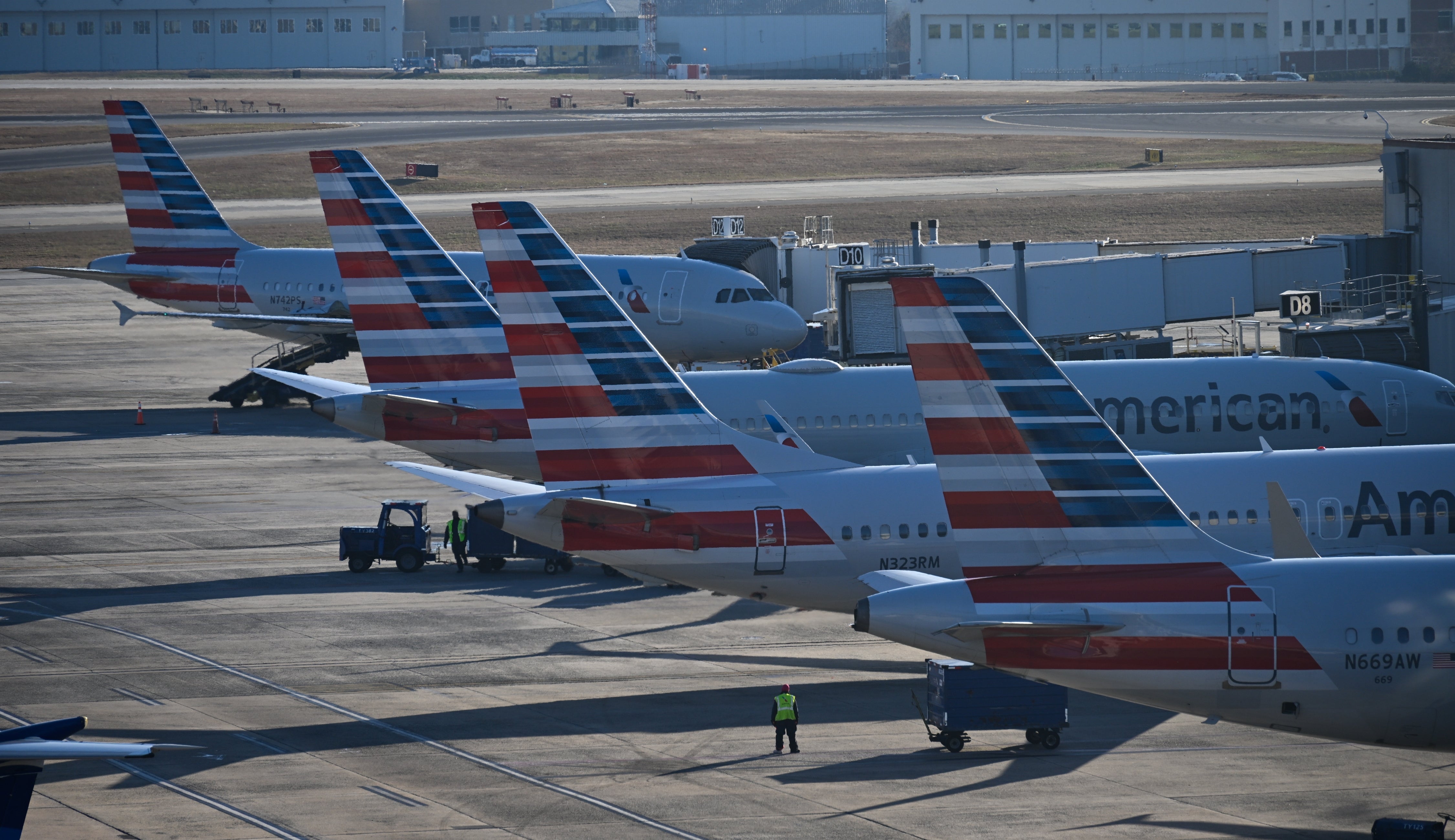 シャーロット・ダグラス国際空港に駐機するアメリカン航空機（＝20024年12月25日撮影）/ Anadolu / Anadolu via Getty Images