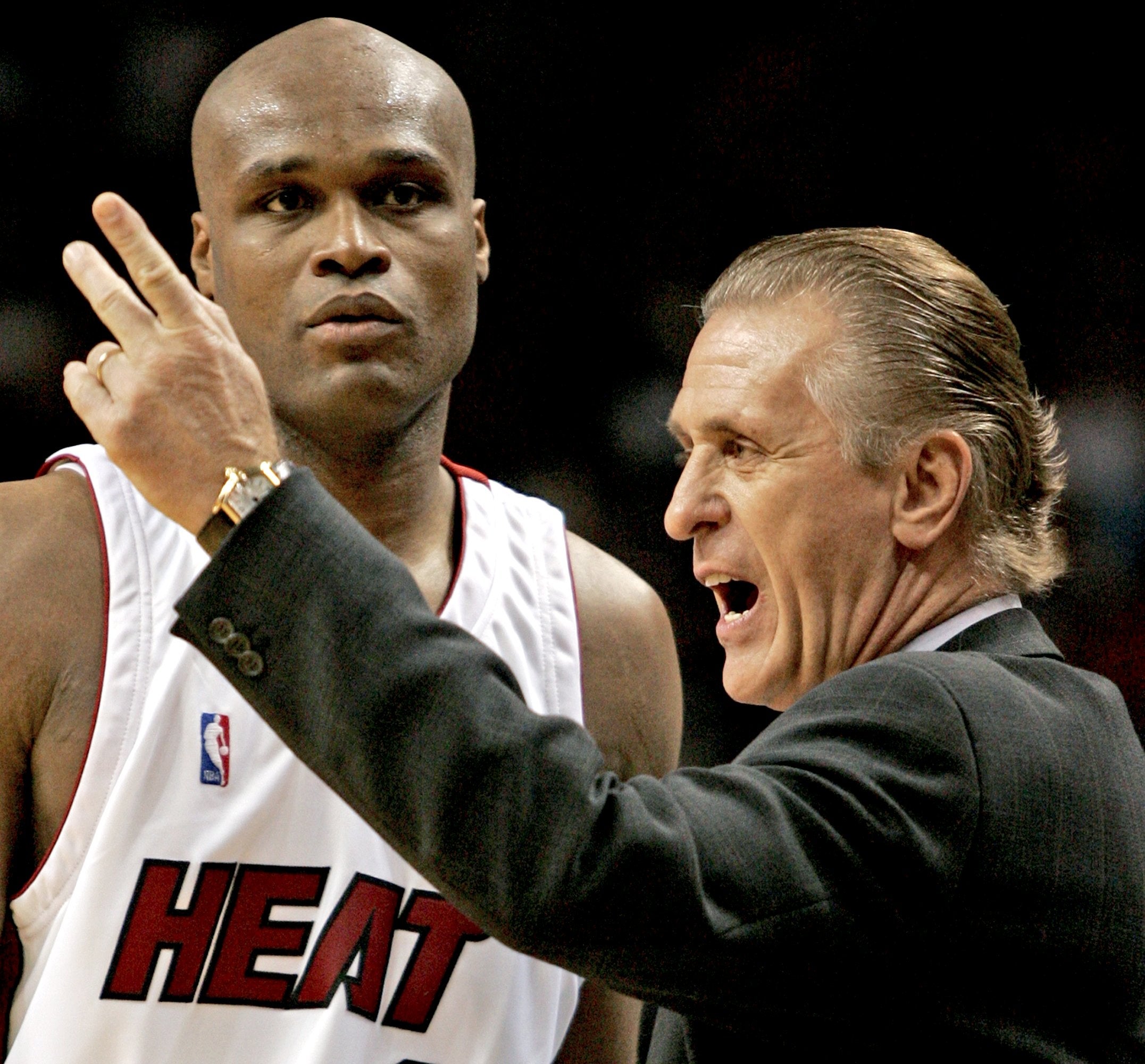 Basketball subordinate    successful  azygous   listens to manager  giving instructions during a game