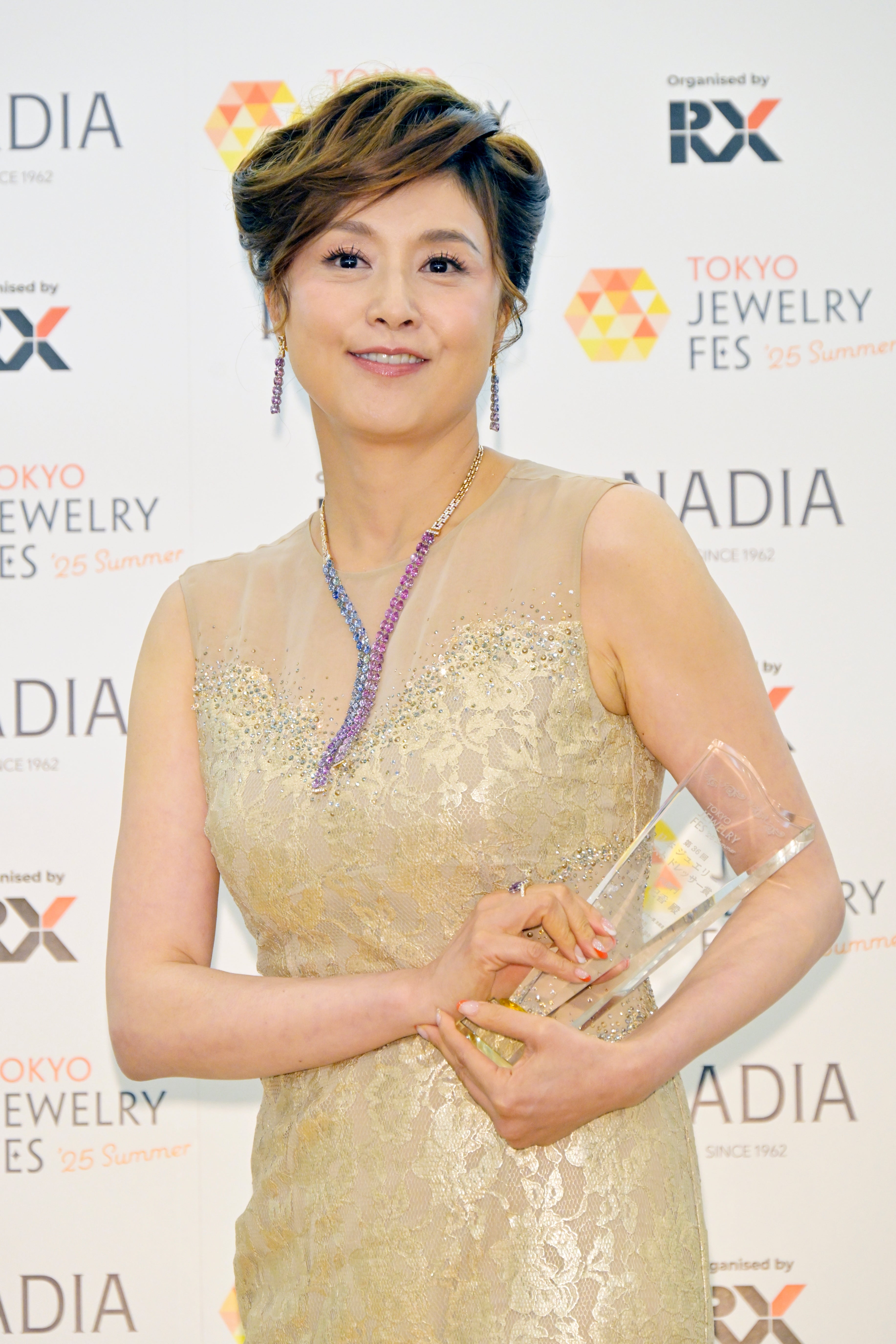 藤原紀香の超ミニ丈姿にSNSクギづけ「リアル峰不二子」「圧巻です
