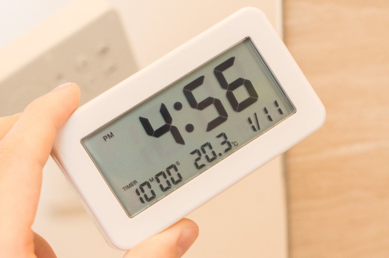 デジタル時計が4:56を表示している。