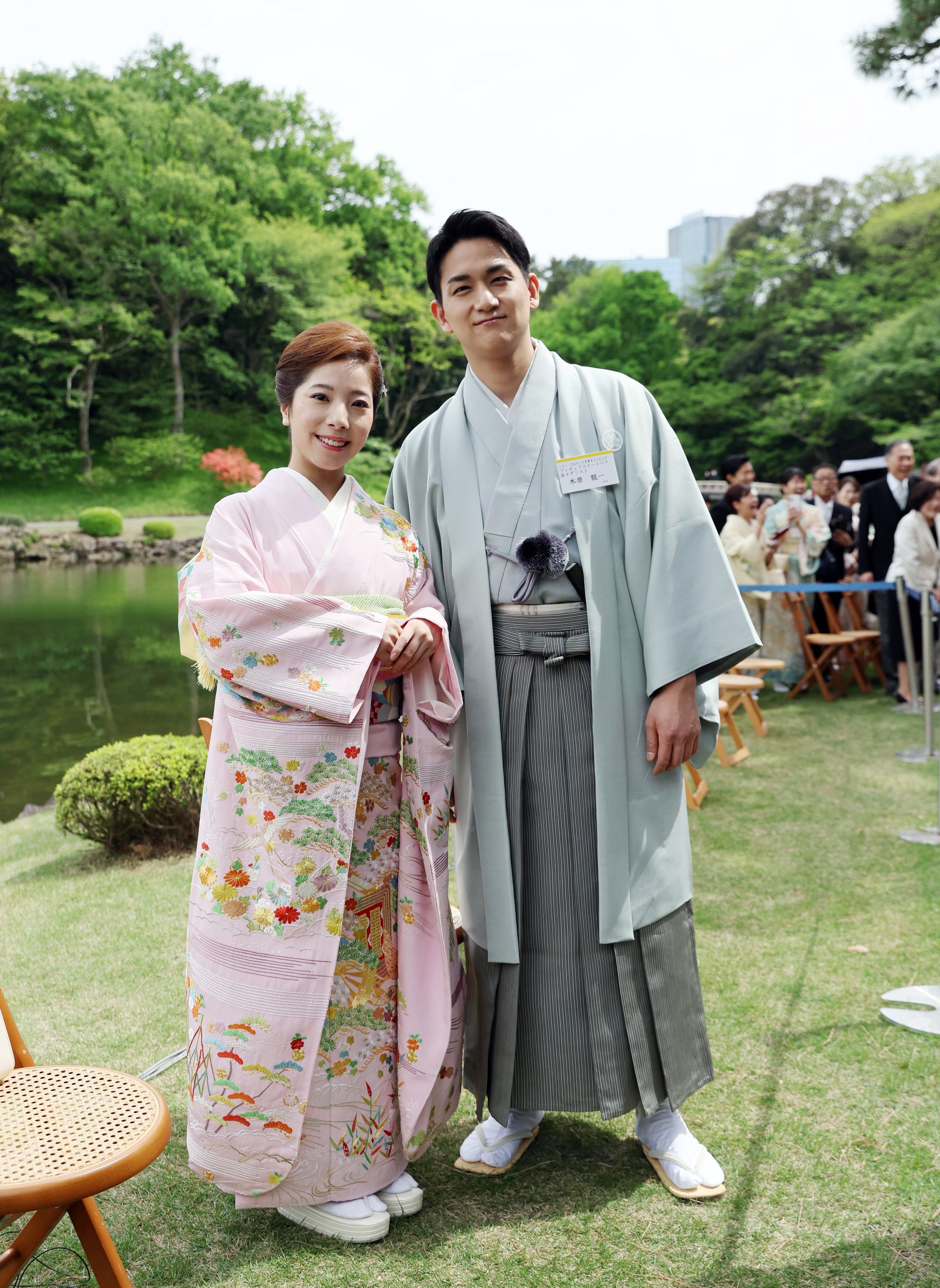 春の園遊会に招かれたフィギュアスケート・ペアの三浦璃来（左）と木原龍一両選手＝１７日、東京・元赤坂の赤坂御苑（時事通信フォト）