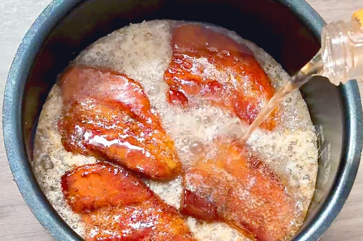 ボウル内の液体に浸された4枚の揚げた食品に液体が注がれている様子。