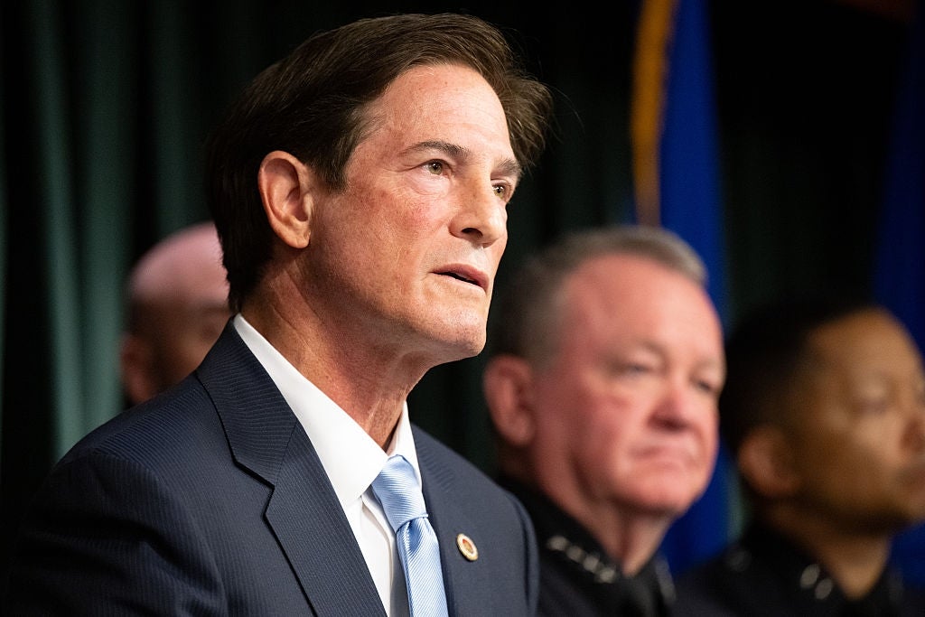 A antheral   successful  a suit   speaks astatine  a conference. Several officials successful  azygous   beryllium   successful  the background, suggesting a ceremonial  oregon  authoritative  setting