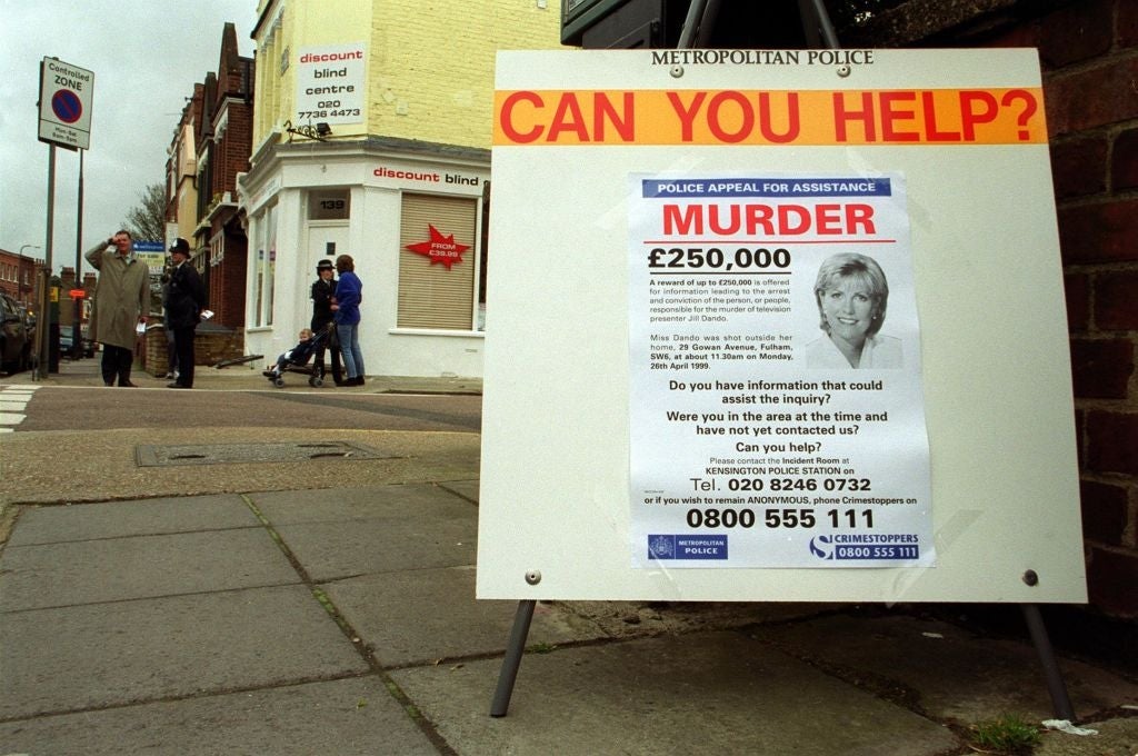 Sign connected  a sidewalk asking for assistance   successful  a execution  case, offering a £250,000 reward for information. Contact details are included