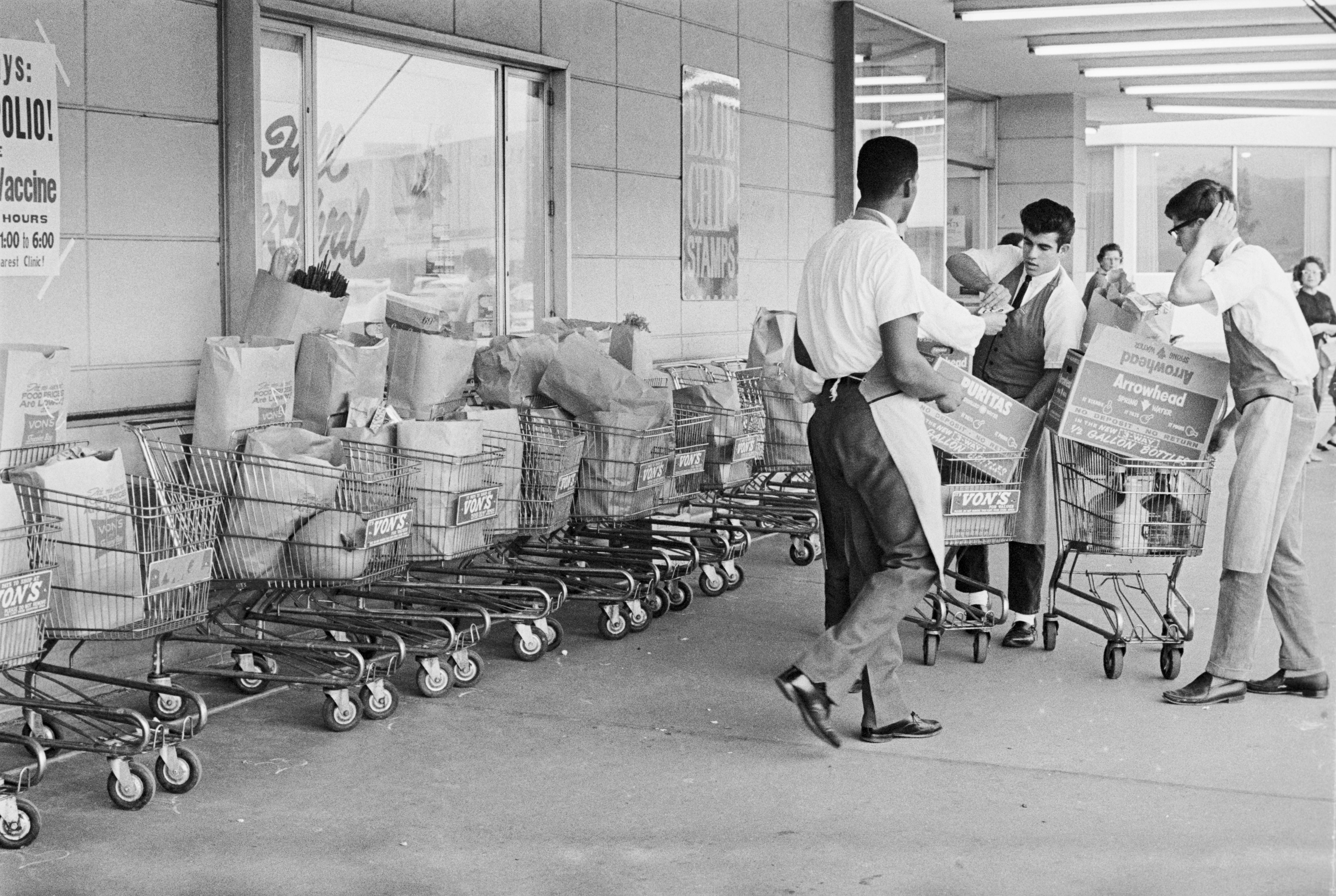 People load   groceries into a enactment      of carts extracurricular  a store, 1960s
