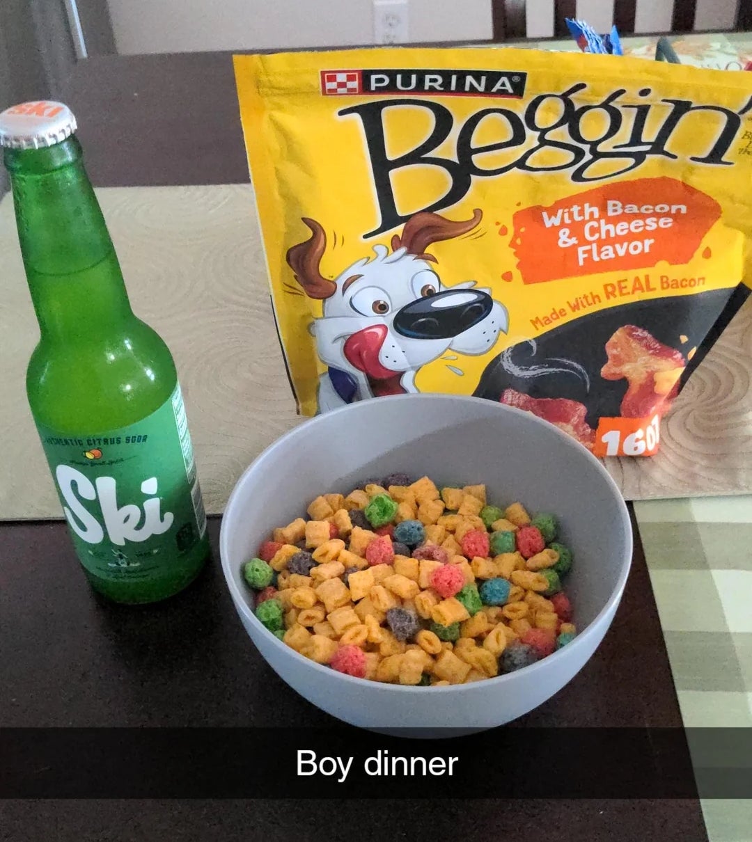 Sereal dalam mangkuk di sebelah botol berlabel 