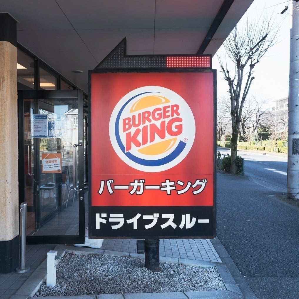 バーガーキングのドライブスルーの看板が店舗前に立っている。