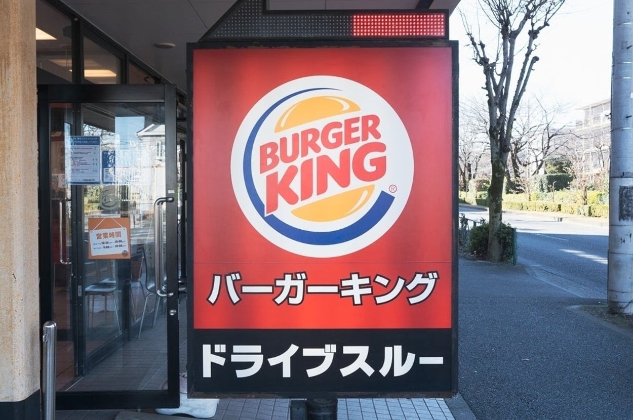 バーガーキングのドライブスルーの看板が店舗前に立っている。