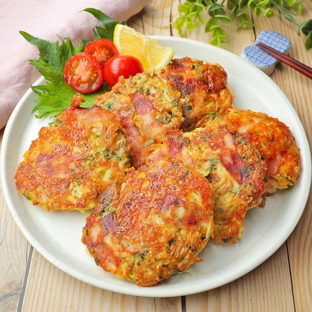 お皿に盛られた5つの野菜入りの焼き餅。トマトとレモンのスライスが添えられています。