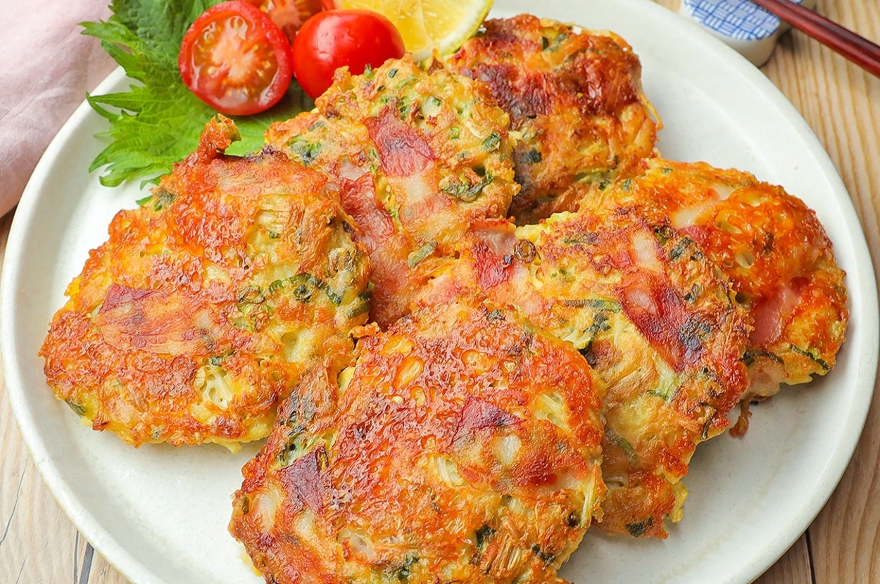 お皿に盛られた5つの野菜入りの焼き餅。トマトとレモンのスライスが添えられています。