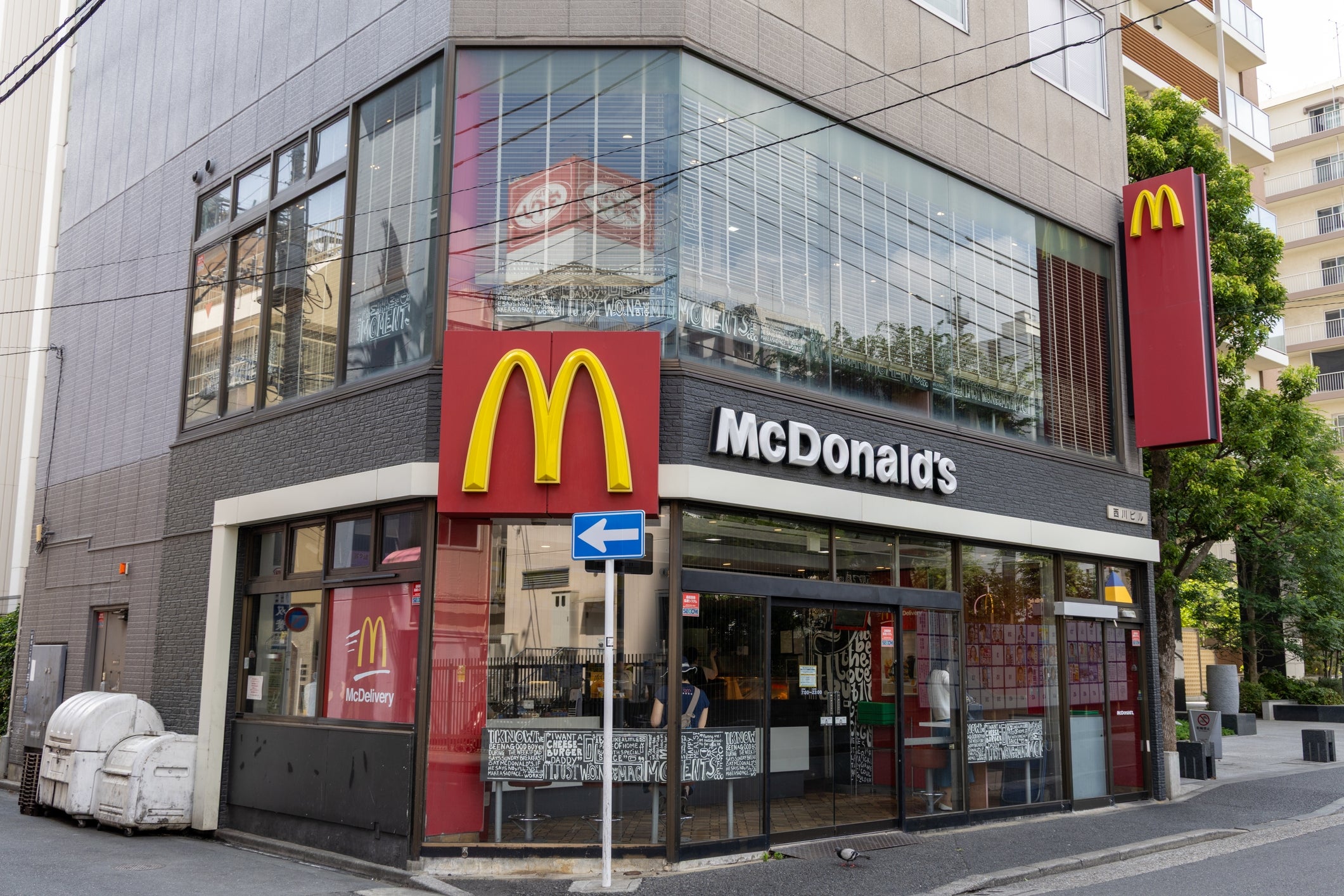 2階建てのマクドナルド店舗の外観。大きなMロゴと通り角に位置している。
