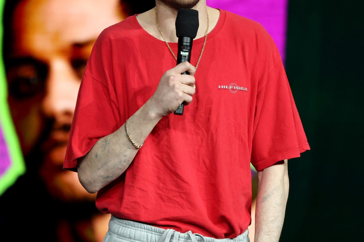 It Turns Out Pete Davidson Was Actually Sporting A Brand New Tattoo In Those Viral Photos Of His Almost-Bare Arms — And We ALL Missed It
