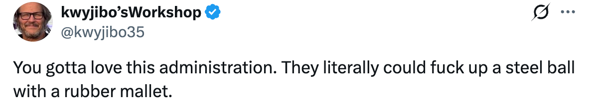 Tweet som kritiserer en politisk administrasjons kompetanse, ved å bruke en metafor om en stålkule og gummihammer