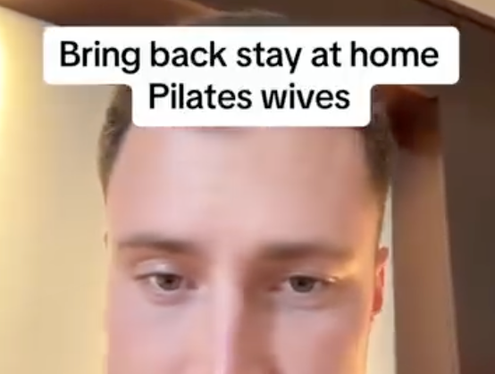 Person med kort hår i et rom, tekst: "Bring back stay at home Pilates-koner."
