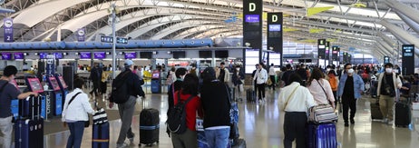 利用客でにぎわう関西国際空港の出発ロビー