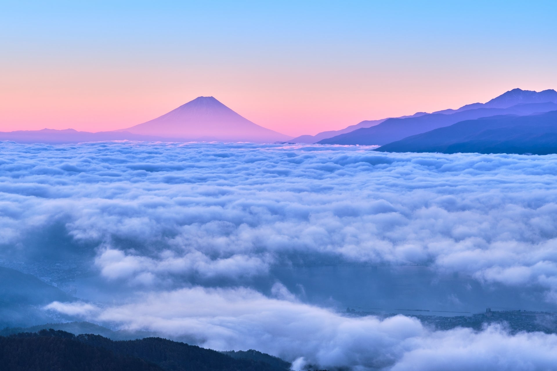 富士山が雲海の上にそびえる風景。