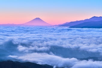 富士山が雲海の上にそびえる風景。