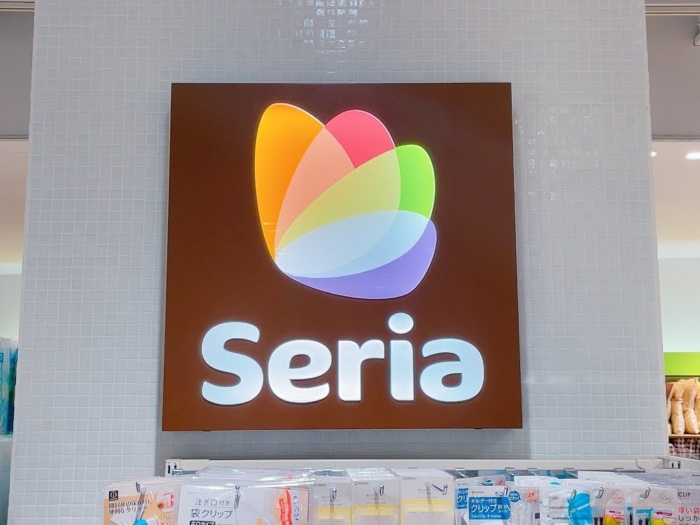 Seriaの店舗看板。カラフルなロゴが中央にあり、さまざまな商品がディスプレイされている。
