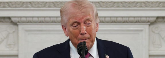 ホワイトハウスで大学チャンピオン選手たちを前に演説するドナルド・トランプ米大統領（＝2026年4月21日撮影）/ Alex Wong / Getty Images