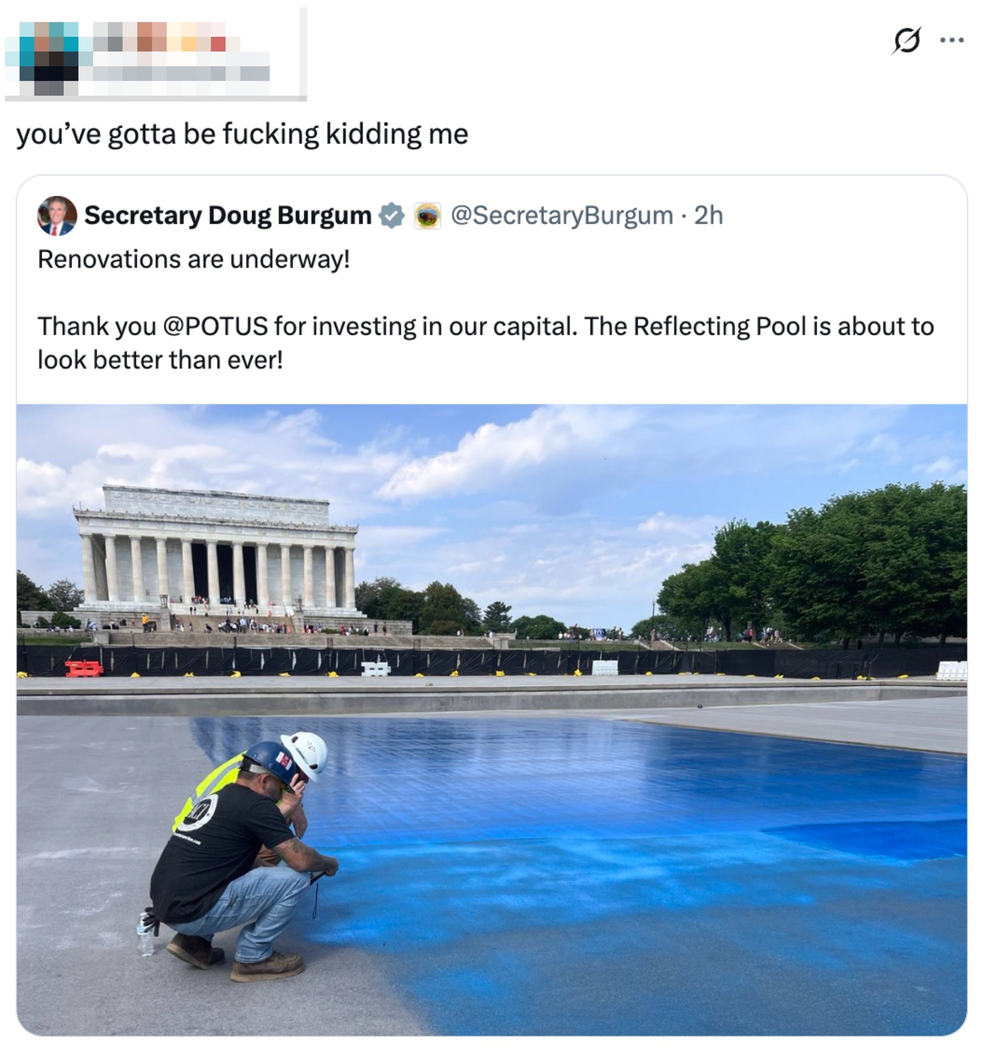 Tweet showing workers coating  h2o  connected  factual  successful  beforehand   of the Lincoln Memorial, humorously suggesting excavation  renovations are fake